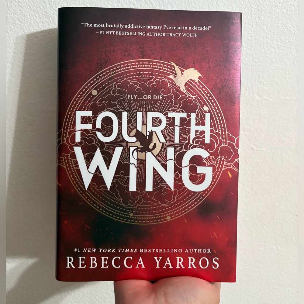 Fourth Wing Limited Holiday Special Edition
Book Red Cover/ New